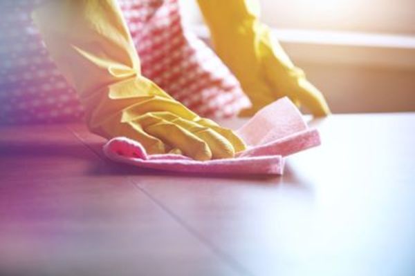 Imagine curatenie birouri cu solutii dezinfectante